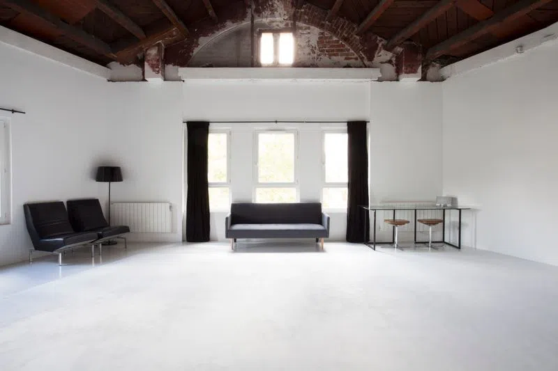 Cinq salles, cinq ambiances ! Et c'est le cas de le dire, le Studio 17 propose des atmosphères différentes qui s'adaptent à toutes les projets ! Chaque espace a sa propre personnalité. D'inspiration industrielle, haussmannienne, ou plutôt "comme à la maison", ou encore atelier d'artiste... Un lieu qui permet toutes les combinaisons possibles grâce à ces espaces dissociables ou non. Il est possible de présenter une collection sur plusieurs étages, et d'organiser une soirée au rez-de-chaussée. Tout est possible ! Studio 17