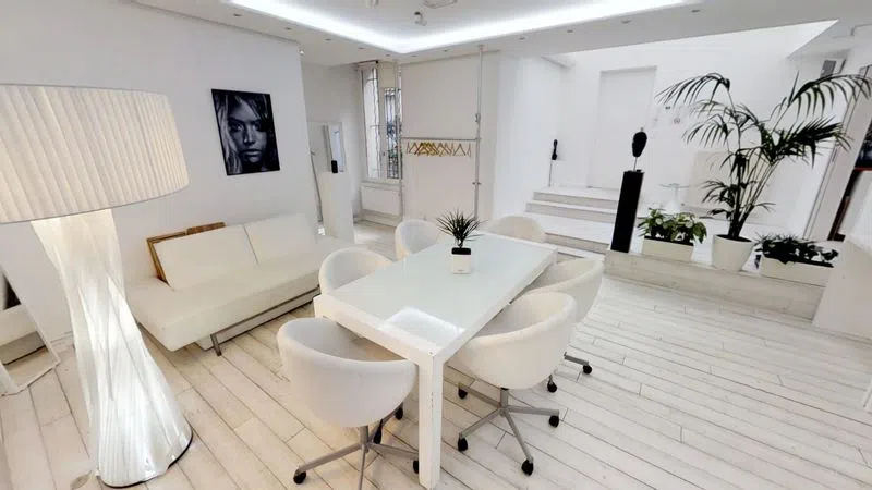 White as snow. It is a nice showroom of about 100m2 on two levels. In the very popular area of the Place des Vosges. In the basement, a very typical cellar with exposed stones makes the charm of this place. Easily customizable and well equipped, this space will highlight products or a collection. null
