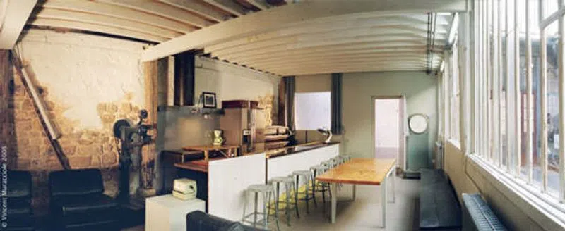 Un authentique atelier de 450 m2 situé au cœur du 11ème arrondissement parisien !Cet espace chargé d'histoire porte aujourd'hui les traces de son passé industriel et artisanal.Fort d'une identité singulière, ce vaste espace s'organise autour d'une longue verrière, véritable puit de lumière dans un décor de vieilles machines, de poutres de bois et de briques ocres.Laissez vous séduire par un espace résolument vintage pour la mise en place de fittings, shooting photos, showrooms, défilés, cocktails ou after shows… Ici, tout est possible ! Loft Bio