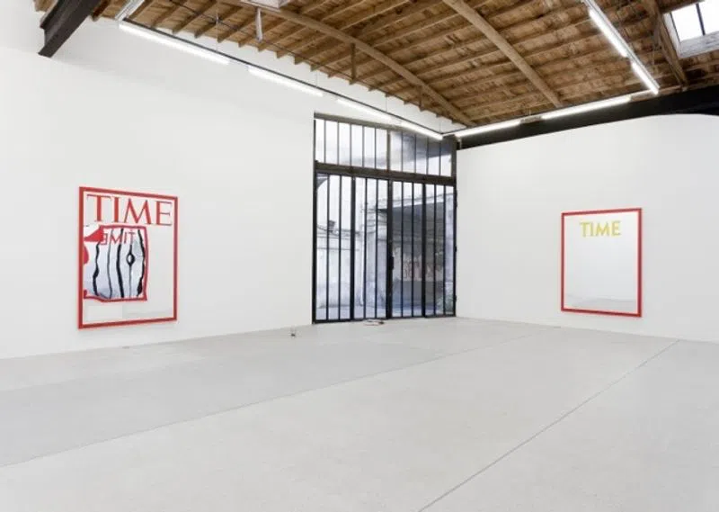 D'une superficie de 250m2, cette belle galerie divisée en trois grandes pièces est idéale pour la fashion week. L'espace est situé sur l'une des rues les plus convoitées du quartier du Marais, et offre une magnifique hauteur sous un plafond de bois rond, style coque de bateau. Fidèle au style classique des galeries d'art, c'est un lieu clés en main pour accueillir les professionnels de la mode, et leur proposer trois salles, trois ambiances ! Showroom 66