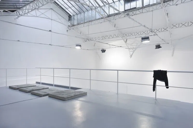 Cet élégant showroom de 150m2 est illuminé par la lumière du jour grâce à son impressionnante verrière. C'est un showroom moderne, type "hangar", très en vogue en ce moment. Dans un style industriel et moderne, dans des tons gris et blancs très personnalisables.Sa mezzanine donne une réelle perspective sur l'espace principal d'exposition, donne une idée de grandeur, et inspire pour l'exploitation du lieu. Idéal pour une location de showroom pour la Fashion Week, un défilé ou encore une présentation presse. C'est un showroom qui impressionnera les professionnels de la mode à coup sûr ! Showroom Haudriettes