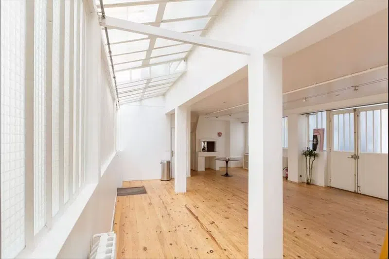 The Thouars showroom is a 70 square meters space with superb parquet floors and large windows giving a gorgeous natural light. It has all the necessary comforts: kitchen, toilet, bathroom, library, bathroom...An ideal space for designers who wish to organize a showroom during the Fashion Week! null