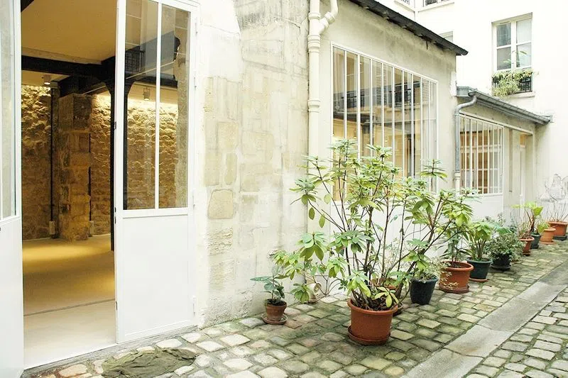 Cette ancienne tannerie de un peu de plus de 100m² réunit les belles pierres parisiennes, les poutres métalliques à la «Eiffel» et les traditionnelles façades des ateliers artisanaux parisiens. Un espace magnifique avec ces larges baies vitrées façon atelier d'artiste. Une très belle adresse pour un showroom pendant la fashion week parisienne. Chaplin