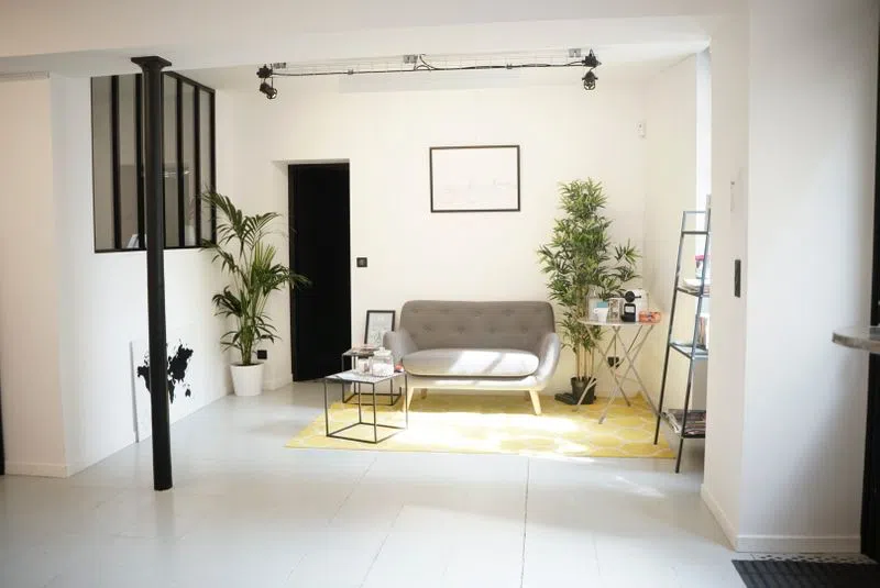 Jolie petite galerie d'une superficie de 60m2, en plein coeur du Marais. Emplacement idéal pour la fashion week de Paris. Deux espaces en rez-de-chaussée dans une atmosphère chaleureuse, et facilement personnalisable ! Un showroom lumineux et clés en main, parfait pour présenter des produits ou une collection aux professionnels de la mode. Showroom Stéphanie