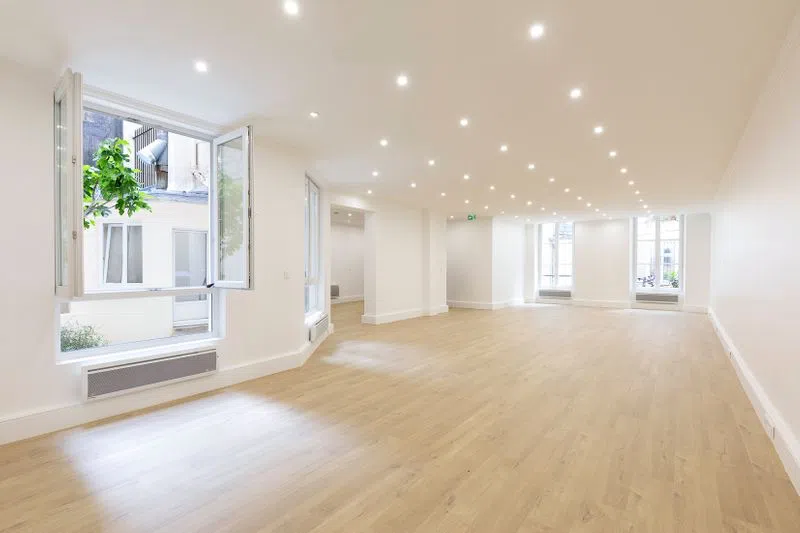 Le showroom Renaissance, situé à 2 minutes à pied de la célèbre Place Vendôme, est un cocon blanc caché. Petit plus : ce showroom de 120 m2 dispose d'un petite cour privative. Un espace facile à exploiter et avec une situation géographique qui en font rêver plus d'un ! Showroom Renaissance
