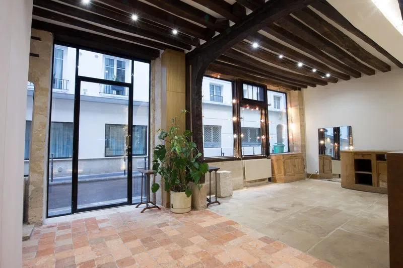 Charmante boutique d'une superficie de 30m2, décorée avec avec goût ! Au coeur du 1er arrondissement de Paris, à l'atmosphère typiquement parisienne, avec des poutres et pierres apparentes, sur un carrelage raffiné. Un espace clés en main, dans des tons clairs et chaleureux, facilement personnalisable ! Elle est dotée d'une lumineuse vitrine sur rue, idéale pour présenter des produits ou une collection lors de la fashionweek de Paris. Le Petit Louis