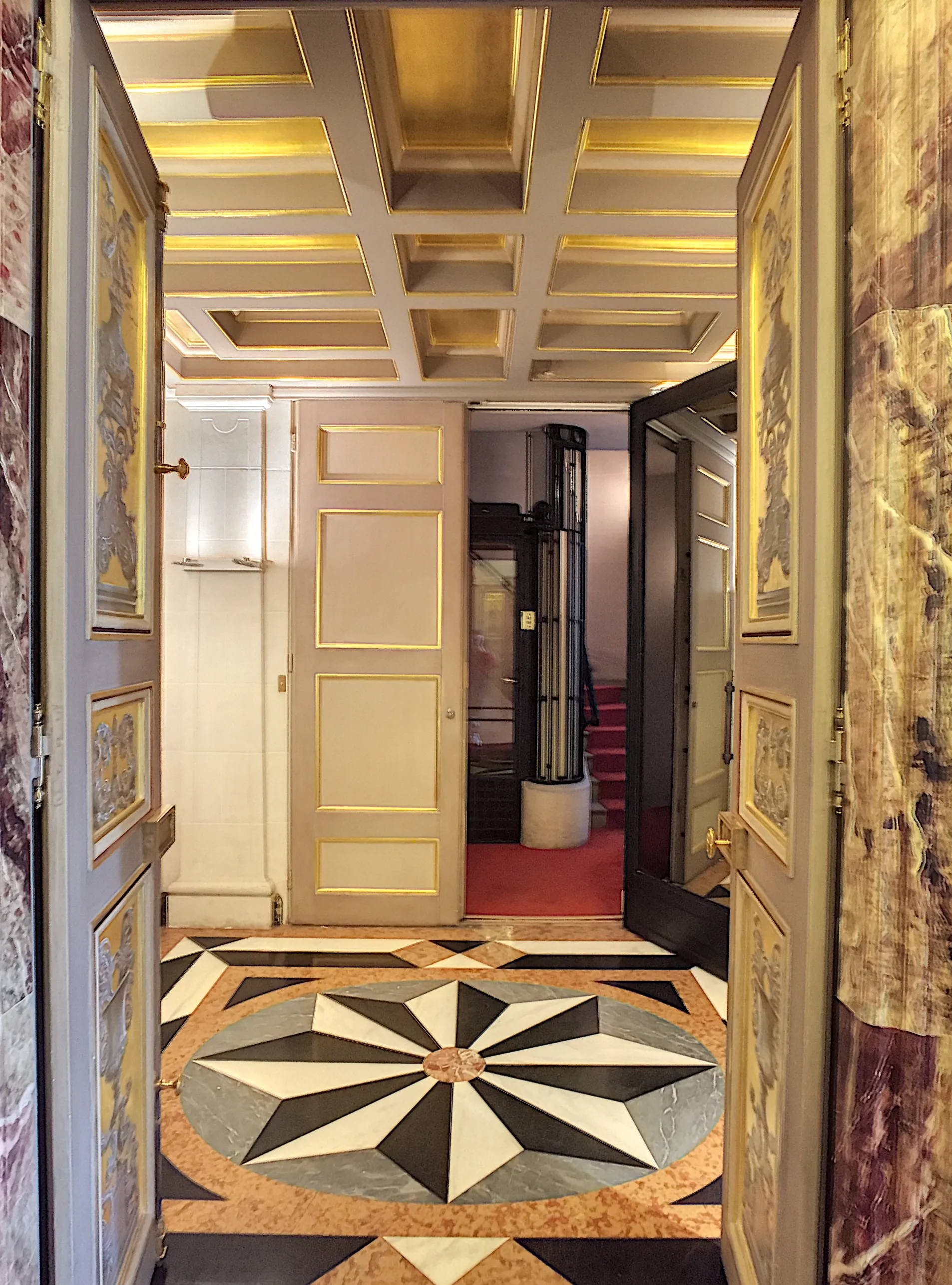 This 300 sq m appartment is located right next the Eiffel Tower. A prestigious adress for a prestigious Fashion Week showroom ! The balcony will give you an amazing view over the iron lady. null