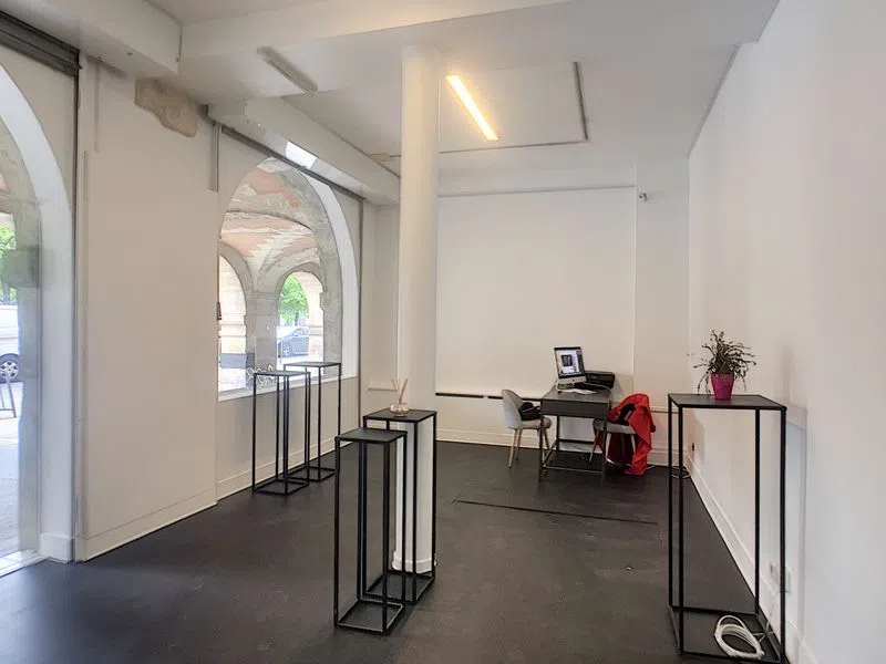 Petite boutique moderne et pratique de 55 m2. Elle bénéficie d'un emplacement privilégié en plein cœur du Marais avec un accès sur la Place des Vosges. Visibilité garantie pendant la Fashion Week de Paris. Béton ciré, belle hauteur sous plafond, grande vitrine... Cet espace bien agencé est idéal pour une petite marque qui souhaite se faire voir ! Sylvia