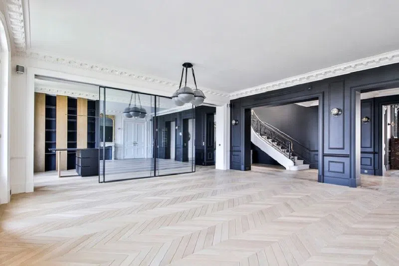 Très bel appartement, en plein Triangle d'Or, secteur très recherché pour la fashionweek de Paris. C'est un espace de haut standing de 200m2, refait à neuf dans un style chic et contemporain. Confortable, bénéficiant d'une belle hauteur sous plafond et très lumineux, il sera idéal comme showroom pour accueillir les professionnels de la mode. Parquet, moulures, il reprend avec caractère et modernité les codes de l'appartement typiquement parisien, dans des coloris à dominantes noires et blanches, plutôt neutres, rendant le lieu facilement personnalisable. Le 21