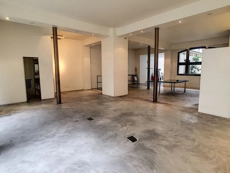 Espace brut et élégant en plein cœur de Paris, situé entre Les Halles et le musée du Louvre. Louve fait 400m2 sur 2 niveaux et dispose de multiples charmes : une verrière en longueur au rez-de-chaussée, un très grand sous-sol exploitable et une petite cour. Un lieu spécial et atypique niché dans les beaux quartiers de Paris ! Louve