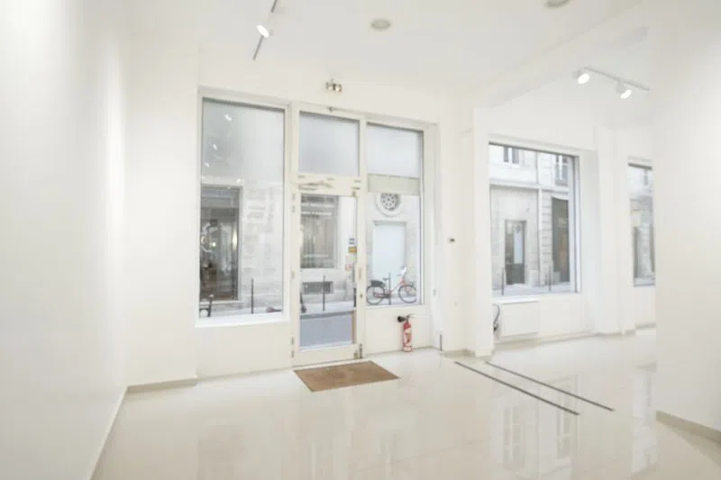 Joli showroom de 73 m² , Situé à deux pas du célèbre "Carreau du temple", au coeur du Marais parisien, lieu des festivités de la fashionweek. Facilement personnalisable, cet espace au charme classique (béton ciré, grands murs blanc...) est tout équipé pour accueillir des produits ou une collection. Rails de spots orientables, vitrine sur rue (luminosité, visibilité), cuisine, wifi.Le showroom idéal pour recevoir les professionnels de la mode ! Showroom Roxy