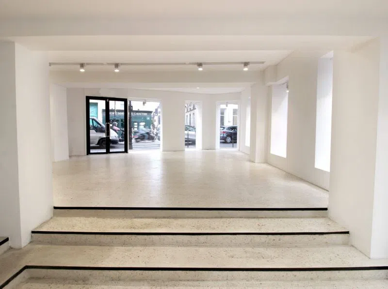Dans l'une des rues les plus passantes du Marais, cette boutique de 180m2 sur deux niveaux est idéale pour une visibilité. Le rez-de-chaussée en béton ciré avec ses vitrines est parfait pour exposer une collection. Le premier étage, plus intimiste avec son parquet, permet de recevoir ses rendez-vous clients en toute tranquillité. Showroom Camaléon