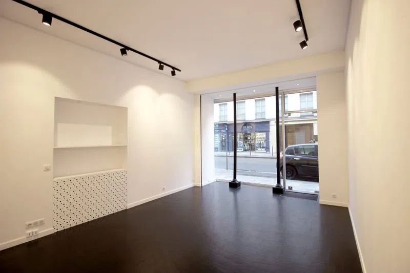 Galerie épurée de 25 m2 située en plein cœur du quartier tendance du Marais. Sa grande vitrine sur rue permet une excellente visibilité sur la rue très passante dans laquelle elle est située. Idéal pour un showroom pendant la Fashion Week de Paris, un pop up store ou une exposition. Mini Pop-up Thérèse