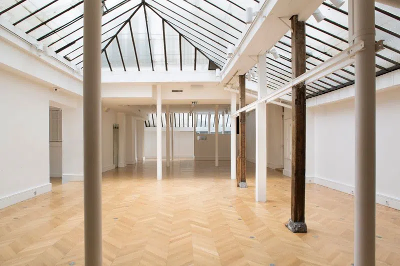 A space open to events since just September 2019. You have the novelty to set up your showroom!Located 2 steps from the Place de la Bastille, you will be in the immediate vicinity of the Marais.With about 400m2 of surface area, beautiful materials and a crazy charm with glass windows, your collection should find its place in this magnificent showroom! null