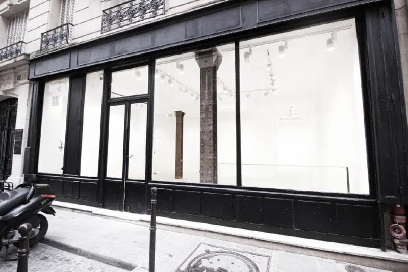 Situated in the Haut Marais, this 130 m2 gallery with street display, freshly renovated in white and grey tones, is the ideal place to host your next Fashion Week showroom in Paris.Numerous art galleries and showrooms in the surrounding area. null