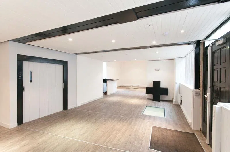 D'abord scierie traditionnelle, puis atelier d'une couturière de renom, cet espace chargé d'histoire est l'endroit rêvé pour la location d'un showroom de Fashion Week à Paris ou l'organisation d'une journée presse. Cette maisonnette de 3 niveaux à l'allure d'un loft est dotée d'armatures style Eiffel. D'une superficie totale de 240m2, l'espace est agencé de cette manière : Rez-de-chaussée 85m2, un sous-sol de 110m2, et un étage de 45m2. Showroom Co