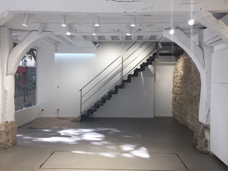 Sur une place arborée situé à quelques pas du Carreau du Temple, ce showroom de 90 m2 est parfait pour un créateur à la recherche d'un showroom Fashion Week idéalement situé dans le Marais. Il est composé d'un rez-de-chaussée de 60 m2 avec 2 vitrines sur rue, poutres apparentes et pierre blanche. Un escalier en métal vous conduit à l'atelier de 30 m2 situé au premier étage disposant d'une belle hauteur sous plafond.Un vrai petit cocon artistique qu'il faut découvrir ! La Corde