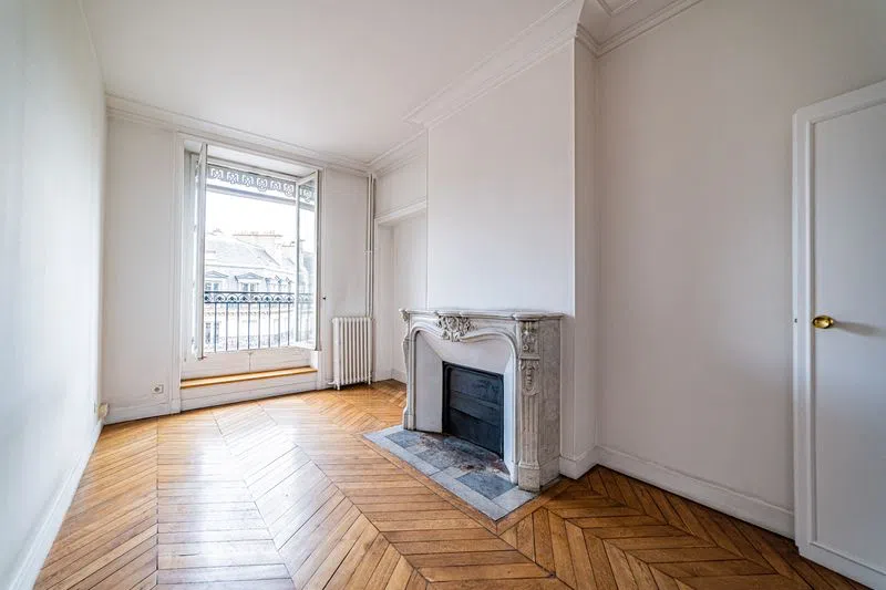 You are looking for a unique space? Beautiful, never seen before?This is the place you need to host your showroom!A great Haussmanian apartment located on the Comédie française square, next to the Palais Royal, Saint Honoré street, and Tuileries garden.Wood floor, luminosity, and clear view... We organize your visit whenever you wish for! null