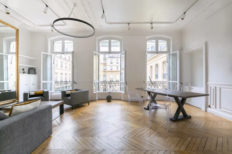 Are you looking for a showroom rental for Paris Fashion Week?Look no further! This 100m2 space located on the iconic Place Vendôme is made for you!Its Hungarian point parquet flooring and mouldings will charm you for sure. Fully equipped and connected, the space adapts to the brand it receives. null