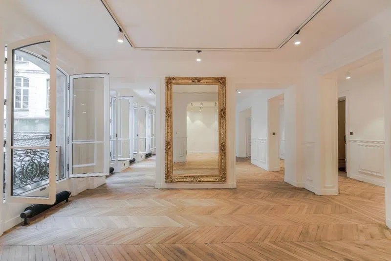 Ce somptueux showroom d'environ 130 m2 est situé sur la prestigieuse Place Vendôme à Paris.Murs blancs, moulures, grands miroirs et parquet en point de Hongrie : tous les éléments sont réunis pour un showroom d'exception pour la Fashion de Week de Paris.Entièrement connecté, cet espace s'adapte parfaitement à vos envies : showroom, press day, cocktail ou encore dîner intimiste. Showroom Grand Vendôme