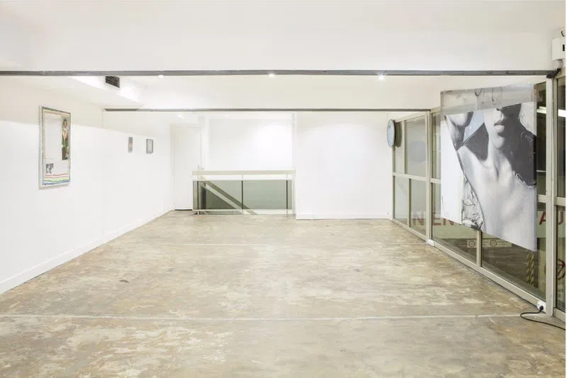 Go underground and rent a garage for your Fashion Week showroom!With a 65m2 floor space, this atypical space can be modified according to your desires. What's more, you'll be sure to stand out with a showroom like this one.Located just a stone's throw from the famous Place Vendôme, the place of predilection for the Parisian Fashion Week.Get off the beaten track and boost your creativity with the Vendôme Underground. null