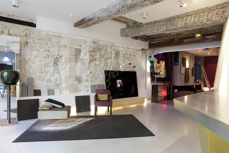 230 m2 d'espace dans un style très design et contemporain.Situé en plein cœur de Paris, dans le 2 ème arrondissement, ce loft de designer vous plonge dans un univers artistique où la modernité est reine... Espace Designer