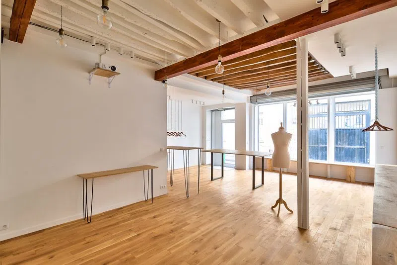 Cette charmante boutique de 60 m2 dans le quartier Bastille est l'endroit parfait pour accueillir un pop-up store ou un showroom Fashion Week. Avec 4 mètres de linéaire sur rue, vous pourrez aguicher les nombreux passants. Laissez vous séduire par ses poutres apparentes, son beau parquet et la vue sur une petite cour privée. Pop Up Bastille