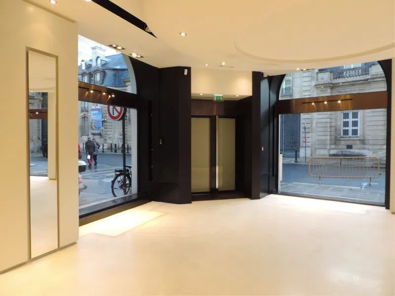 Très belle boutique de 450m2 idéalement située rue du Faubourg Saint Honoré entre la Concorde, la Madeleine et l'Elysée.Si vous souhaitez une belle visibilité sur rue avec beaucoup de trafic, dans un environnement premium avec une clientèle aisée, c'est l'espace qu'il vous faut ! Espace BB