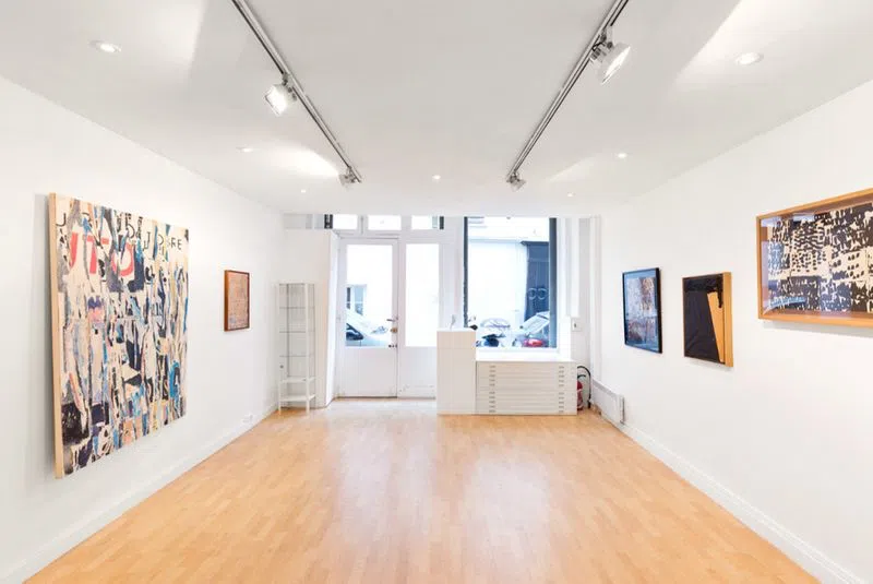 Une belle galerie dans le centre du Marais, quartier très attractif durant la Fashion week de Paris! Elle est idéale pour les créateurs qui souhaitent louer un espace pour exposer leurs collections en showroom. Sa vitrine sur rue offre une sublime lumière naturelle. Le showroom Saintonge
