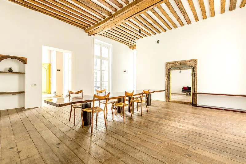 In the heart of the hectic Marais, in a quiet courtyard, on a very lively axis, this is a beautiful space to set up your fashion showroom in Paris.255m2 divisible in 2 parts, entirely redesigned to host your event in all simplicity.By investing in this space, you combine the charm of authenticity and the latest facilities related to quality events. null