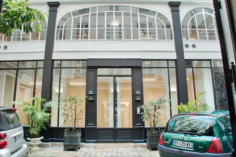 Nouveau sur le marché, ce magnifique espace de 180m² dans l'un des plus chics quartier de Paris vous transportera dans une ambiance de "mini hôtel particulier". Idéal pour une ou plusieurs collections pendant la semaine de la mode grâce à ces deux niveaux, le lieu dispose de grandes verrières pour une belle luminosité. Le Miro