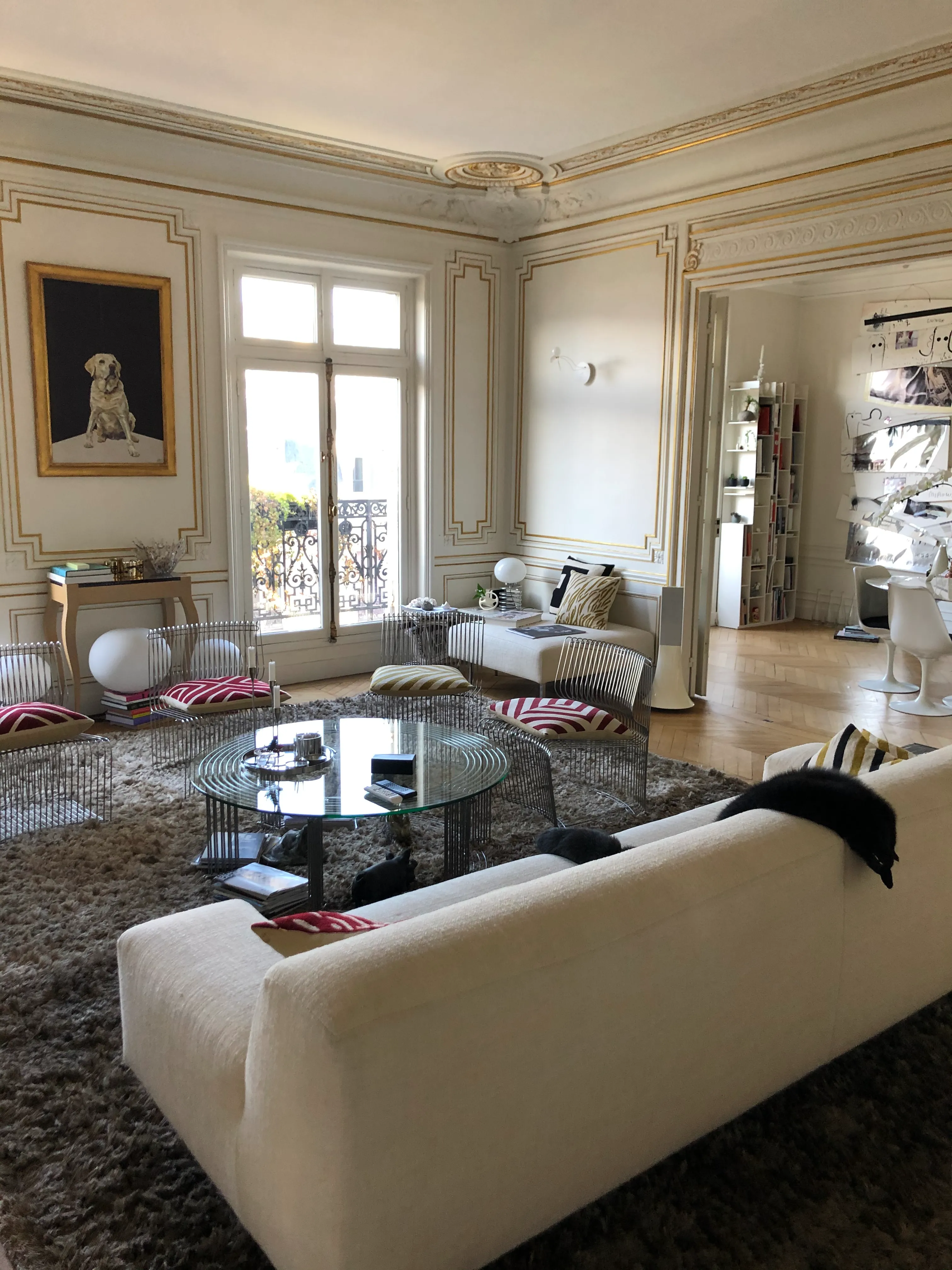 Un bel appartement de 180m2 composé de 6 pièces dont 3 grandes communicantes pour exposer votre collection.Style haussmannien rehaussé de dorures.Belle luminosité, beau parquet et petit balcon.Côté emplacement, ce showroom se situe rue de Solférino, à 10 minutes à pied de la Place Vendôme en traversant les beaux jardins des Tuileries.ESPACE TOTALEMENT VIDE POUR LES LOCATIONS ! Chez Carole