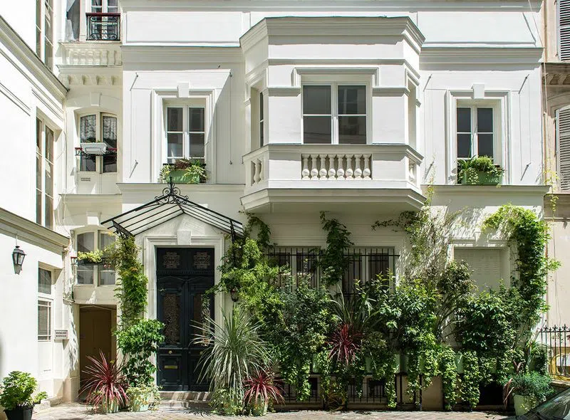 Très bel hôtel particulier de 150m2, situé dans une jolie cour, organisé sur 2 niveaux.Jardin d'hiver sous verrière, beaux meubles en rotin, nombreuses plantes et cheminée... Laissez vous séduire par l'ambiance "bobo chic" de l'espace ! Le paradis 9