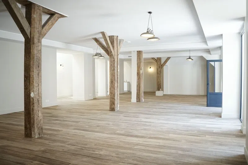 Exclusivité, nouveauté, beauté… investissez 270m2 de plein pied très confidentiels !Cour privative, parquet, poutres et très belles finitions, l'espace vous séduira par son charme ! Showroom Sampaix