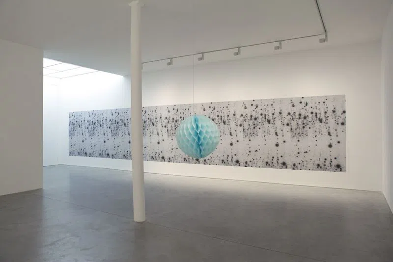 Cette galerie se situe dans un passage privé du Marais.Sols en béton ciré, murs blancs, plafonds lumineux : tous les éléments sont réunis pour un espace minimal et sophistiqué. Un espace neutre et design qui s'adapte parfaitement pour l'organisation d'événements artistiques, showroom Fashion Week, presse...Composée d'une surface d'environ 250m2 répartis sur 2 niveaux et baignée de lumière naturelle, vous tomberez sous son charme à coup sûr. Showroom Olivier