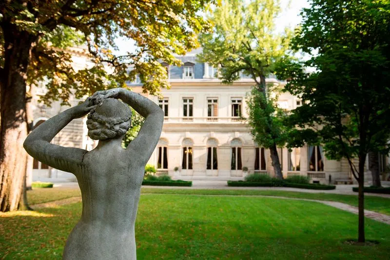 Situé à deux pas des Champs Elysées et de l'Arc de Triomphe, cet hôtel particulier bénéficie d'une situation privilégiée au cœur de Paris.Véritable trésor d'architecture, cet espace offrant environ 750m2, est un véritable terrain de jeu pour la mise en place de vos plus beaux événements, défilés, showrooms, cocktails ou dîners de gala.Un lieu rare, au décor mariant harmonieusement beauté classique et élégance Art Déco.Cerise sur le gâteau : un superbe jardin ! l'Hôtel particulier du 8 ème
