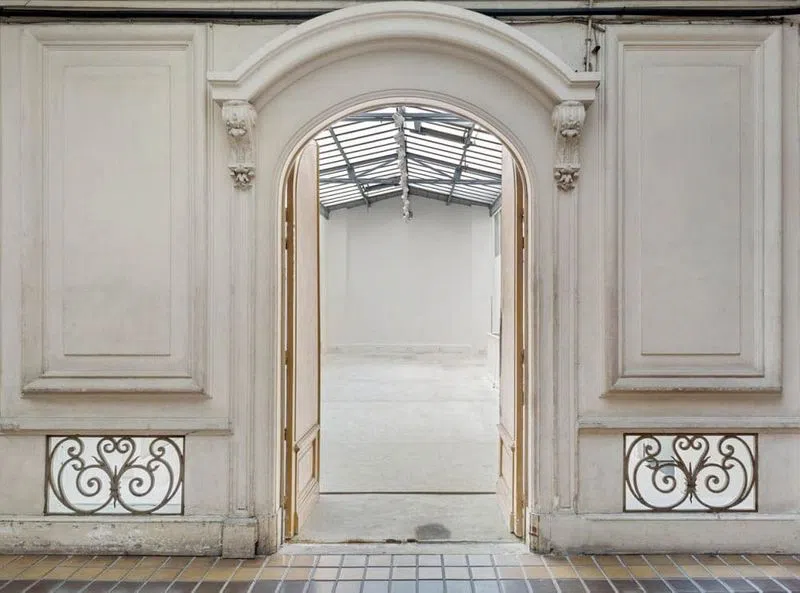 Joli showroom d'environ 70m2 avec grande verrière situé dans le Haut Marais à côté de la rue de Turenne, de la rue de Bretagne et du marché des Enfants Rouges, soit le spot parfait pendant la Fashion week!Son immense verrière laisse traverser élégamment la lumière naturelle.Espace tout équipé idéal pour votre showroom parisien. Showroom des Filles