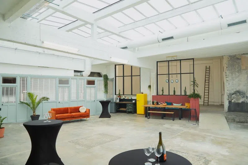 400sq m new york styled studio in the 11th arrondissement, near Nation. Wide exhibition space with rough floor will give you acess to different spaces : a fully equipped kitchen, fitting room with makeup tables and another space higher (3 little steps) that can be your chill zone or office, as you like !You will love it the second you see it. null