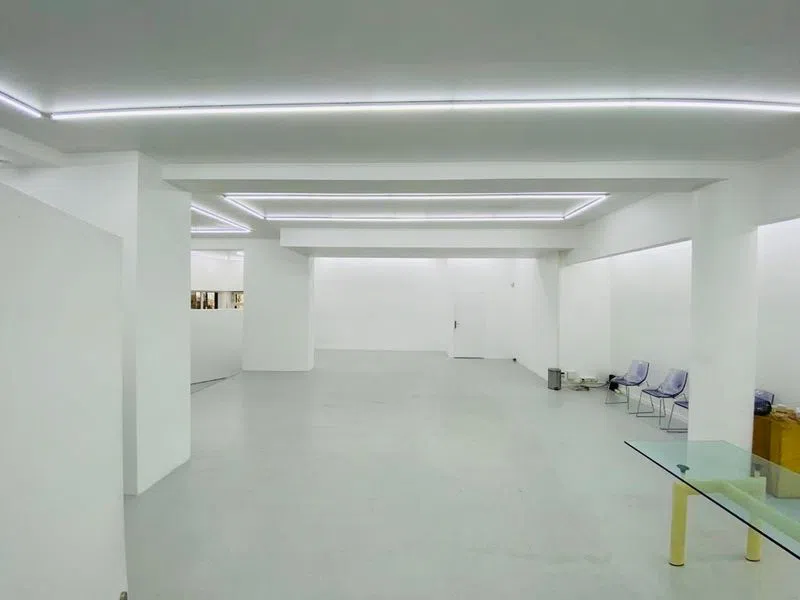 Cette jolie galerie de 120m² se compose d'une pièce principale et d'une superbe vitrine sur rue. Un showroom de choix pour la Fashion week avec une excellente visibilité. Ses volumes spacieux vous permettront d'installer confortablement votre collection. Showroom Baya