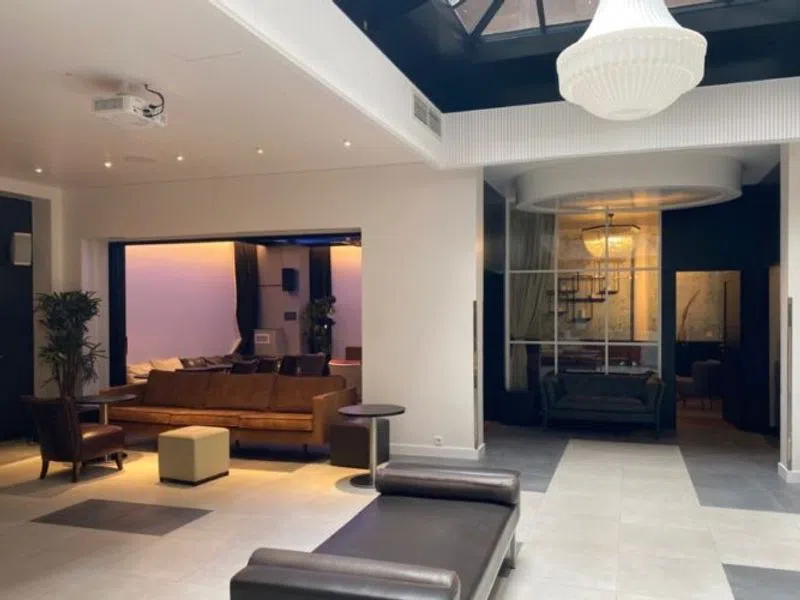 Un loft de plus de 200m2 niché au fond d'une impasse non loin de la Place de la Bastille.Récemment rénové, cet espace modulable saura s'adapater à tous types d'évènements. Un espace moderne, tout équipé où l'on se sent bien et où il est possible de faire la fête !Son plus ? Son patio chauffé. Loft Bastille