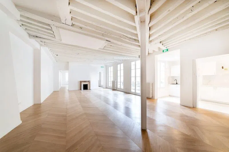 Un showroom rénové dans une architecture alliant modernité et charme parisien.Espace baigné de lumière, longs linéaires de murs blancs pour exposition de vos collections... le tout dans l'un des cadres les plus recherchés de la capitale, le Faubourg Saint-Honoré ; face aux grandes maisons de luxe ; A deux pas de la rue Royal, de la Madeleine et du Palais de l'Elysée.Ce showroom de 130m² est composé de 2 espaces principaux en enfilade et d'une cuisine.Un très bel espace, bien pensé dans un environement de prestige ! Showroom du beau Faubourg