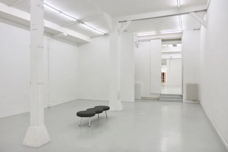A rare product ideally located in the Marais!Unusual: 400m2!Unusual by its architecture: only ground level (or almost), white, uncluttered ... Do what you want for your scenography and staging of your collections!Rare by its location: a crossing space accessible by one of the most dynamic axes of the district (buyers' journeys during Fashion Week) but also by a small more intimate dead end. null