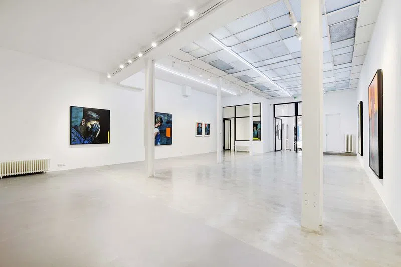 The Perche Showroom is located at the crossroads of rue du Perche and rue Charlot on one of the major axes of Fashion Week in the Marais.The 160m² space consists of a central waxed concrete floor and an entrance under a beautiful glass roof.A storage room, a kitchen and an office space complete a beautiful exhibition volume.Ideal space for a showroom in Paris, a prestigious pop up or a cocktail. null