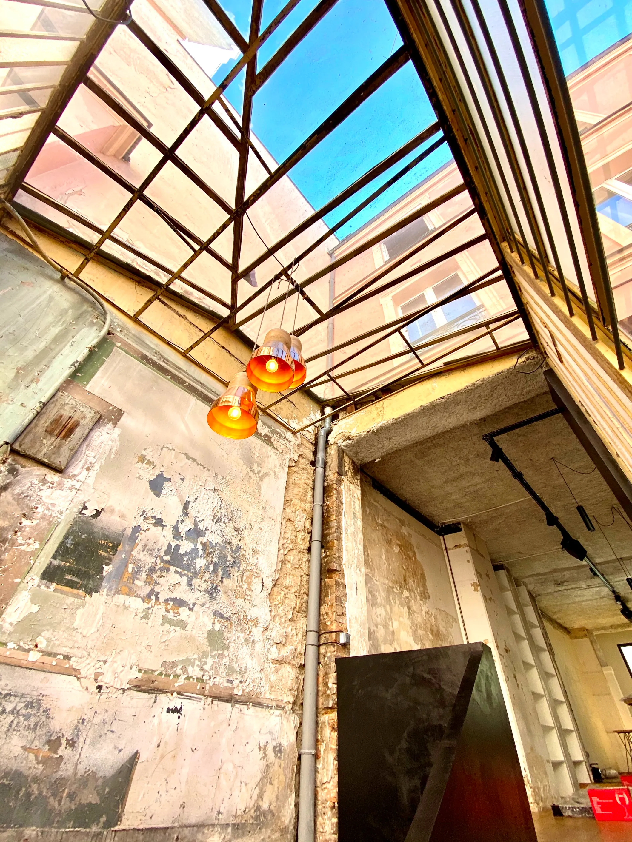 An exceptional place in Paris, in the bustling Marais district!500m2 of atypical spaces in mind workshop/ square and at the same time all equipped to meet the requirements of the professionals of the event.On top of it : a private outdoor space of 80m2!Don’t wait any longer... We will open the doors of this unusual place to organize your fashion showrooms, parades and also your press launches! null