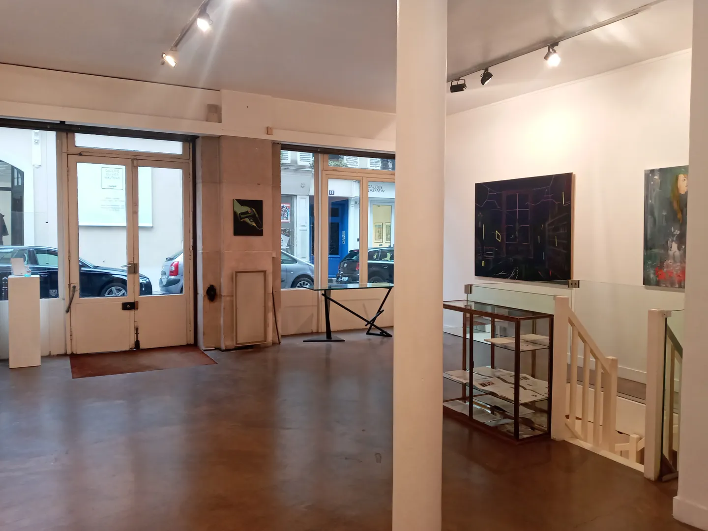 Cette galerie située dans le cœur du Marais se trouve à proximité d'autres showrooms mode, idéal pour la Fashion Week de Paris.Au rez-de chaussée un espace de 55 m2, combiné par un sous-sol un peu plus grand. Ses vitrines sur rue permettent une bonne visibilité et de profiter de la lumière du jour. Showroom PG