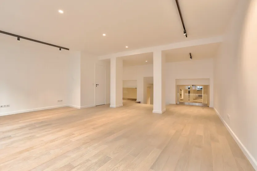 Located in the heart of the Marais, the famous fashion district in Paris, this magnificent gallery has large windows that let in daylight, illuminating the entire main space. A second space awaits you located slightly below in the length of the gallery offering you 100 m² usable.The space also has a kitchen area which as the whole gallery is in a modern style, the floor is in solid oak parquet with completely white walls giving a modern and minimalist style to accommodate your fashionable events like showrooms, pop-up blinds or even fashion show preparations. null