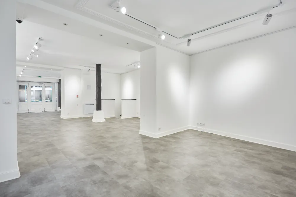 Idéalement situé au cœur du Marais dans une zone à fort trafic, cet espace de 120m² (90m² en RDC) est refait à neuf dans un style épuré avec tous les équipements dont vous pouvez avoir besoin.L'espace est d'un seul tenant, idéal pour présenter vos collections.Que ce soit pour votre Showroom à Paris, une exposition, un pop-up: Ce lieu est parfait. Le Showroom du Marais de Victorine