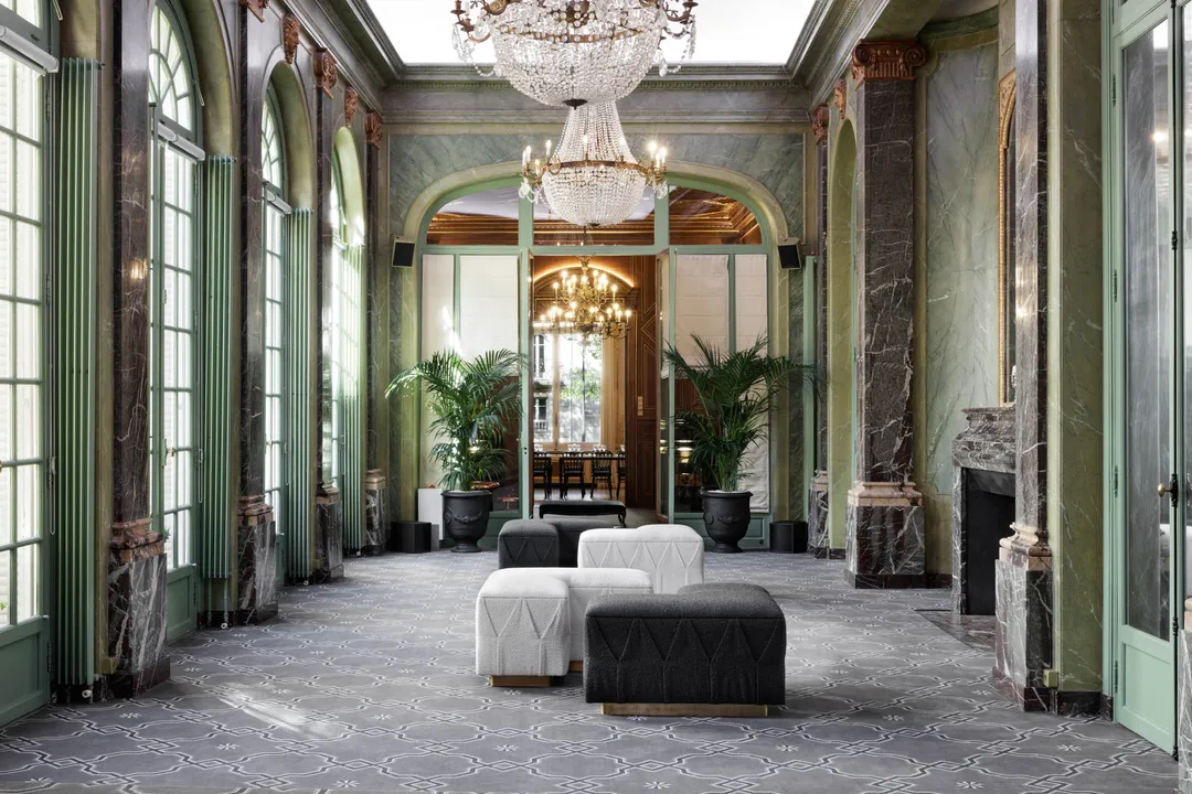 Situés à deux pas de l’Arc de Triomphe et de l’avenue des Champs-Élysées, en plein cœur de Paris, les Salons Etoiles vous offrent un écrin chic et urbain pour la mise en place de votre événement. Avec des moulures et lustres dignes des meilleurs palais vous serez plongés dans un style royal d'époque qui apportera une touche d'élégance à vos évènements.Au total ce sont 5 salons aisément modulables qui vous sont proposés pour une surface totale de 350 m². Vous serez séduit par une très belle hauteur sous plafond ainsi que de grandes fenêtres permettant à la lumière du jour d'illuminer chaque pièce et de vous offrir ainsi une vue sur les parties extérieures. C'est le lieu idéal pour vos évènements modes (préparations défilés, défilés, showrooms...) mais aussi pour des cocktails ou dîners dans un cadre somptueux. Les Salons Etoiles