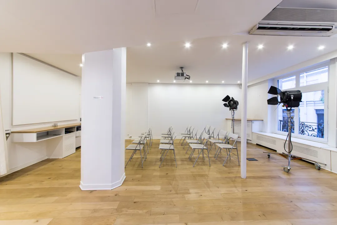 À deux pas du Louvre, ce showroom est idéalement situé en plein cœur de Paris et facilement accessible en transports en commun. Il est équipé d’un vidéoprojecteur, un écran ainsi que la climatisation.
d'une superficie de 120 m², vous trouverez une cuisine équipée communiquant avec les deux salles. La partie salon bénéficie d'une vitrine sur rue, idéale pour les showrooms durant la Fashion Week ou encore pour des pop-up stores. Cette salle est éclairée par la lumière naturelle tout au long de la journée. La salle principale peut être aménagée à votre convenance.Équipé en systèmes de diffusion audio et vidéo, cet espace saura s'adapter à tous vos événements: Showroom, pop-up store ou encore organisation de cocktail. Le next