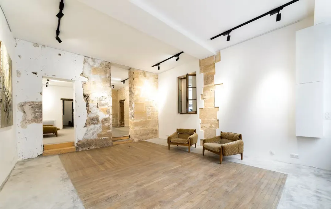 The newly renovated Espace Reaumur is located in the trendyHaut-Marais, near Rue du Temple and Rue de Bretagne.Empty and uncluttered, It is perfect for organizing an event, a private showroom,an art exhibition, pop-up store, photo shoot or conceptephemeral of a trendy brand.Very bright, the Space has two areas, shop and back shop.Elegant light parquet and concrete floor, walls and white ceilingcombined with spotlights rails for perfect lighting and a paved canopyglass.The Space is equipped with a Wifi connection and RJ45 socket for awired connection.Rails are installed on the entire periphery of the place.A kitchen equipped with fridge freezer, microwave oven and sink andof an independent toilet.The space is located at the foot of the metro Arts et Métiers. Fashion, art and designmeet in this bourgeois district where we meet a crowdcosmopolitan, mixing wealthy tourists and trendy Parisians.High-end clothing shops and cafes attracting ainternational and connected clientele. null